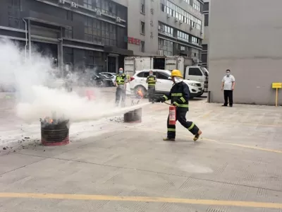 Fabriek voert brandnoodoefening uit: versterking van de veiligheid en zorgen voor een vlotte levering van bestellingen
